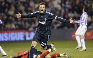 竞彩网官方|足球战术演变，菱形中场阵型在现代足球中的濒危与边路革命