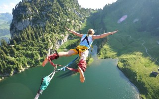 竞彩网入口：RMC独家，金球奖年度最佳俱乐部揭晓 巴黎更衣室瞬间沸腾创历史