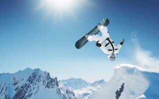 竞彩网-2025年足坛身价飙升榜，伊萨克与奥利塞价值飞跃6500万欧元，登贝莱强势回升4500万欧元