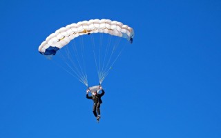 竞彩网_贝尔点球离奇跨越赛场，高尔夫第18洞惊现失踪足球